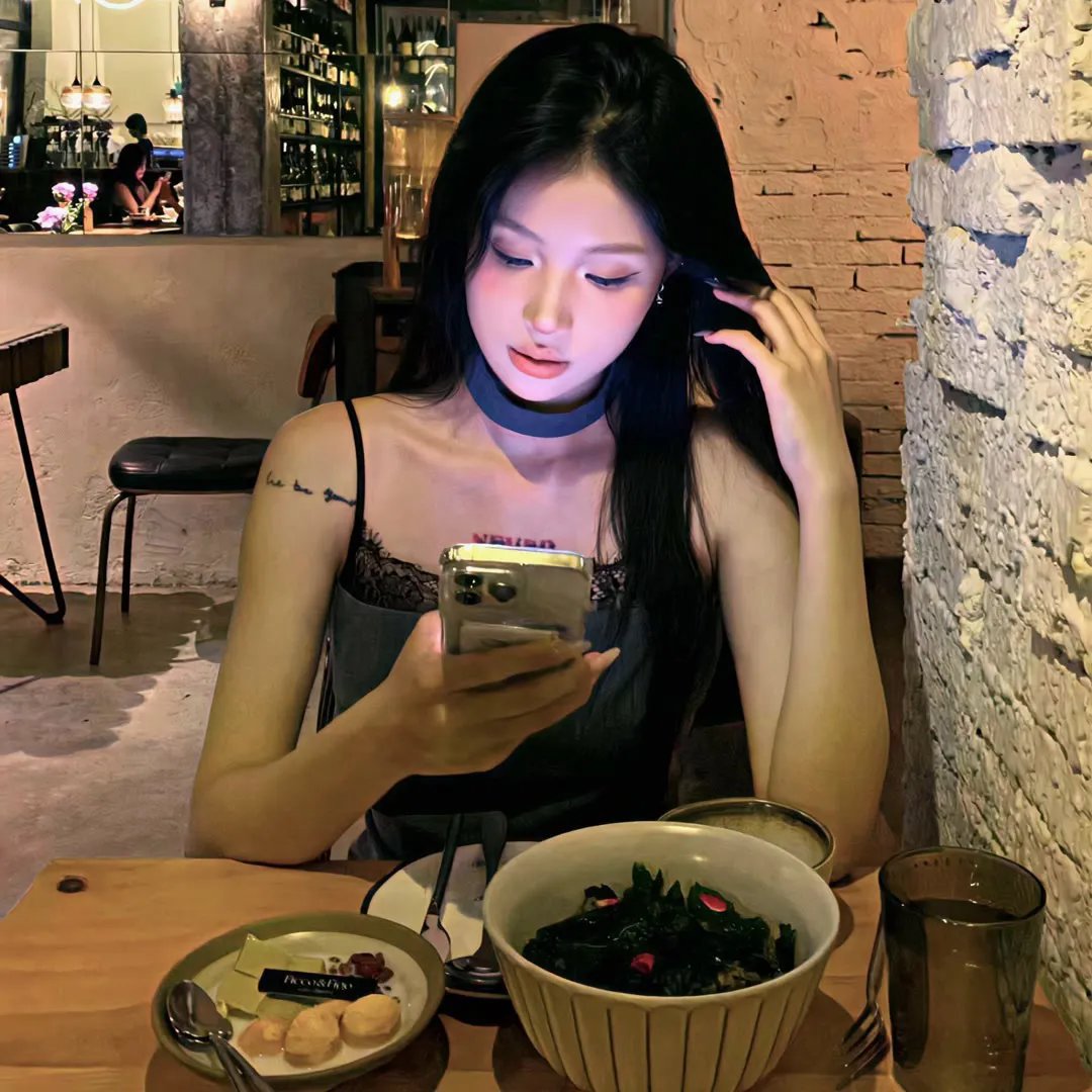 当红小花被曝与前任深夜同框，前后半年豪宅门口画面流出
